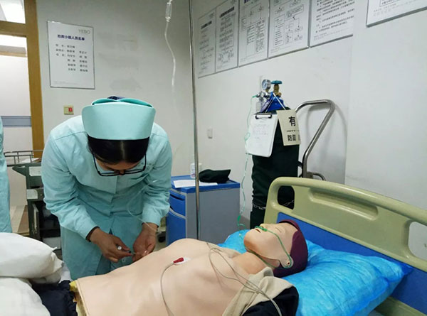 长沙医博医院护士正在用模具进行实习演练